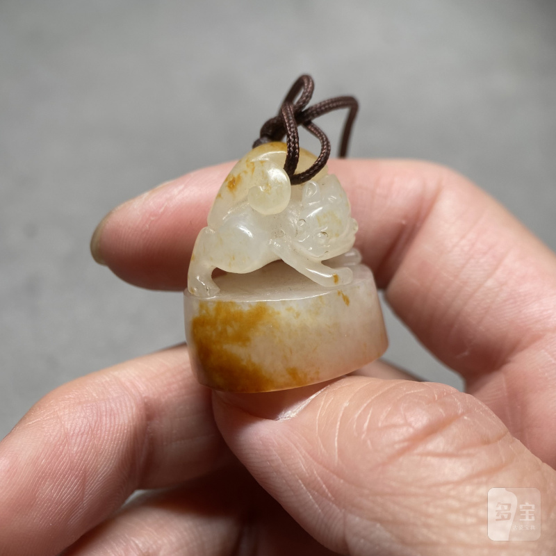 十八世纪 白玉留皮瑞兽钮印 - 图5